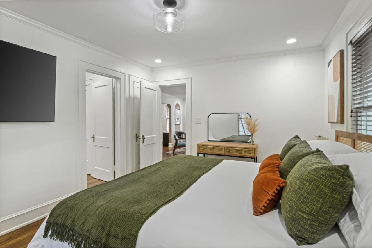 Sun Lit Bungalow With Good Vibes And Lots Of Wine - Designedbydom アトランタ エクステリア 写真